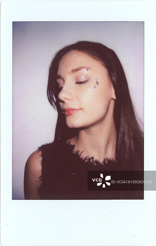 年轻少女的即时胶片肖像图片素材