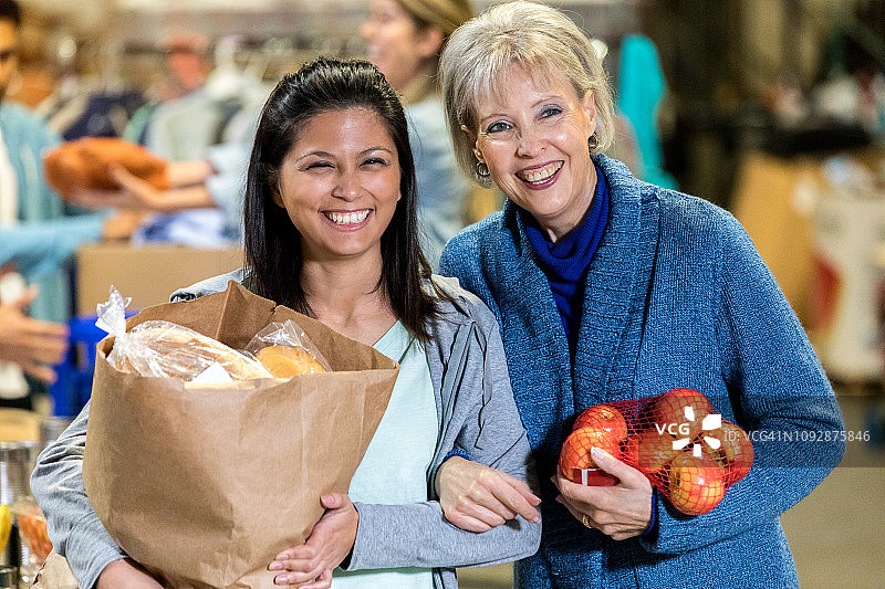 女性朋友向食物银行捐赠食物图片素材