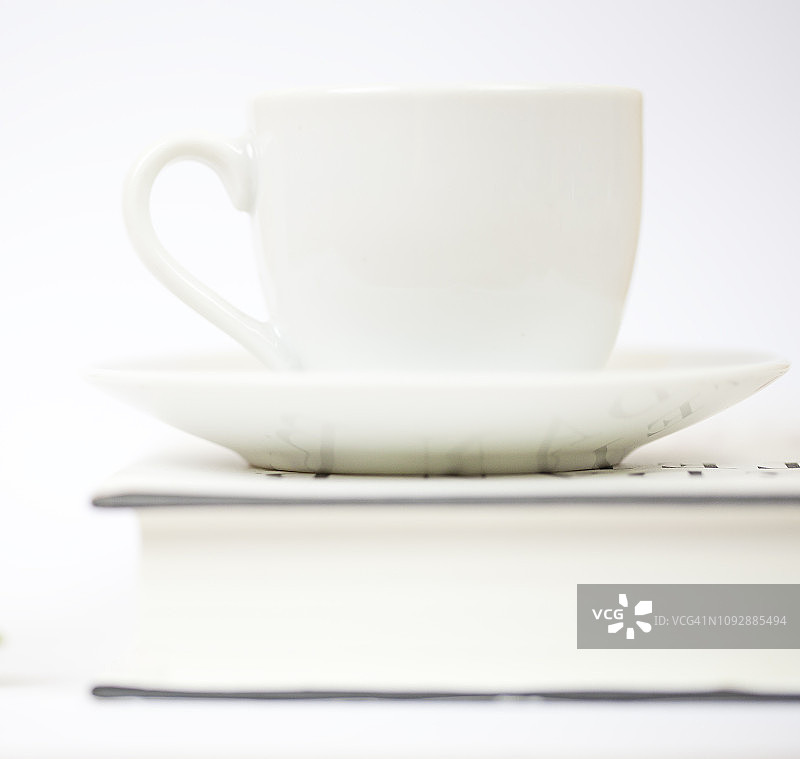 白色杯子和书本图片素材