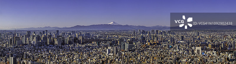 富士山下的东京城市景观图片素材