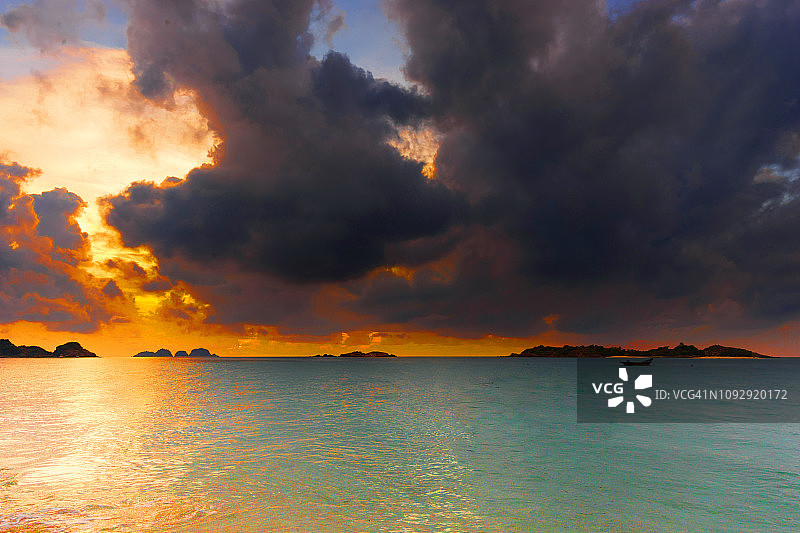 海滩上的壮丽日出美景图片素材