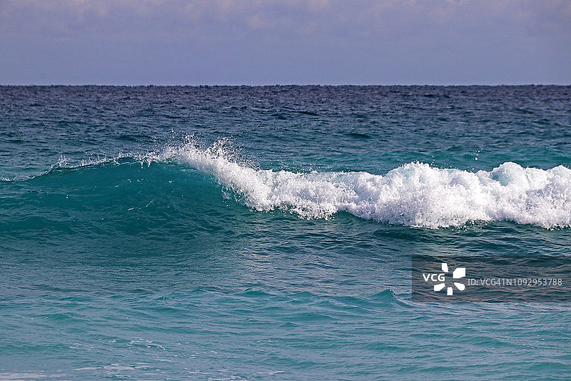 大西洋绿松石海面与海浪地平线图片素材