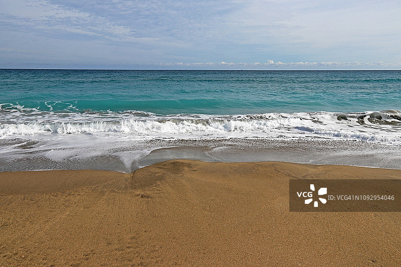 阳光明媚的日子里的大西洋海滩图片素材
