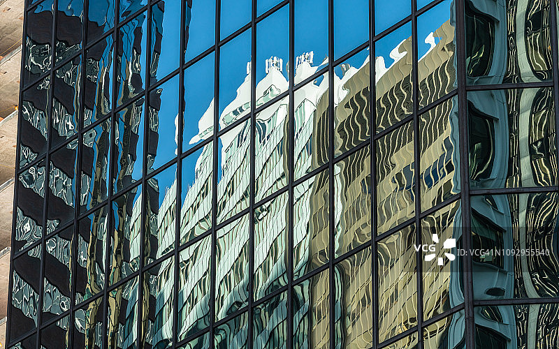 纽约建筑立面上扭曲的倒影图片素材