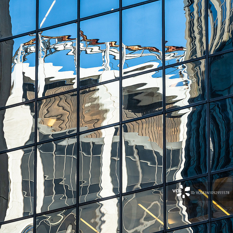 纽约建筑立面上扭曲的倒影图片素材