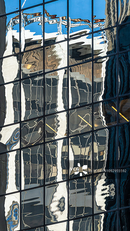 纽约建筑立面上扭曲的倒影图片素材