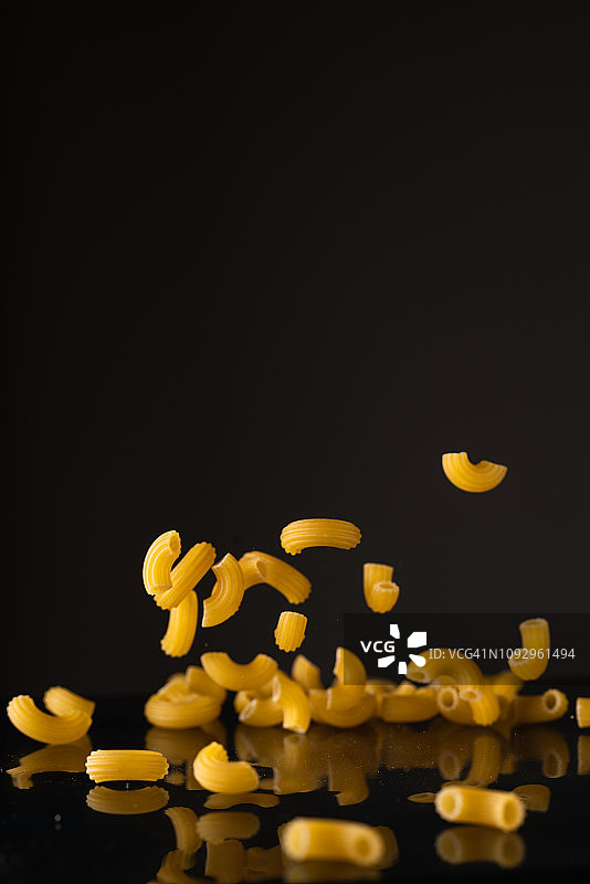 意大利面通心粉高速摄影棚拍图片素材