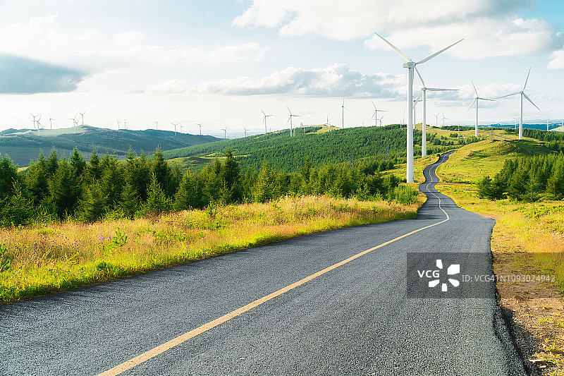 细长的沥青路图片素材