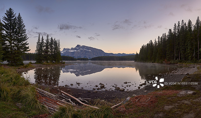 双杰克湖，伦德尔山，加拿大班夫国家公园图片素材
