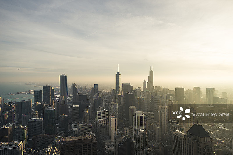阳光下的芝加哥天际线图片素材