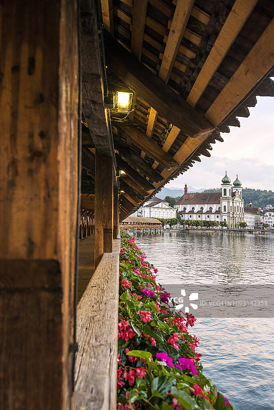 瑞士卢塞恩耶稣会教堂（巴洛克风格）外观，从教堂桥拍摄图片素材