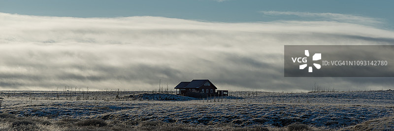 山顶上的一栋孤零零的房子图片素材
