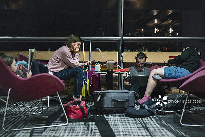 家人在机场等候图片素材