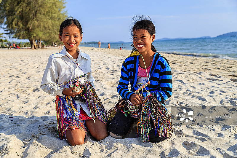 在柬埔寨出售纪念品的柬埔寨儿童图片素材