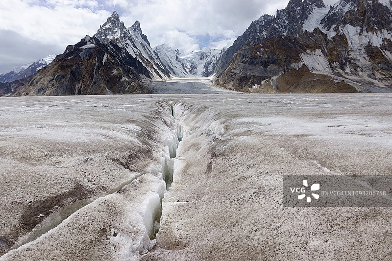 冰川上的冰隙和冰碛图片素材