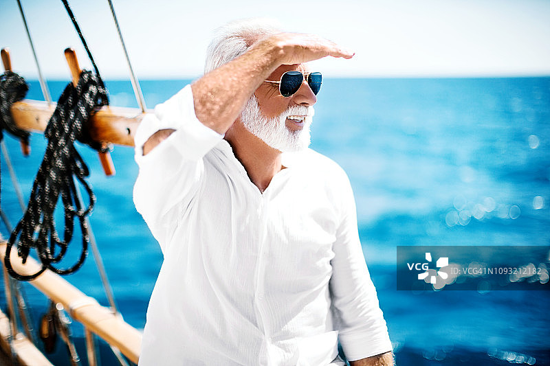 在蓝色海上度假图片素材