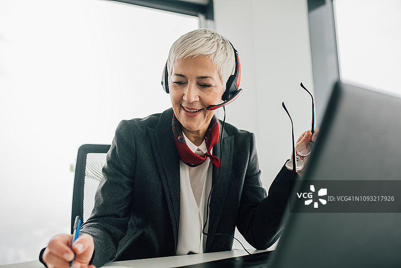 在呼叫中心工作的女人图片素材