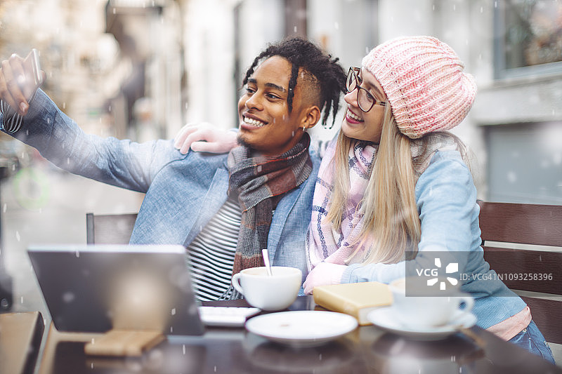 朋友们在城市里玩得很开心图片素材