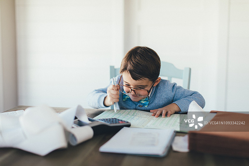 快乐工作的年轻男会计图片素材
