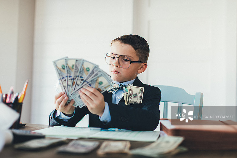 工作中年轻的男企业家图片素材