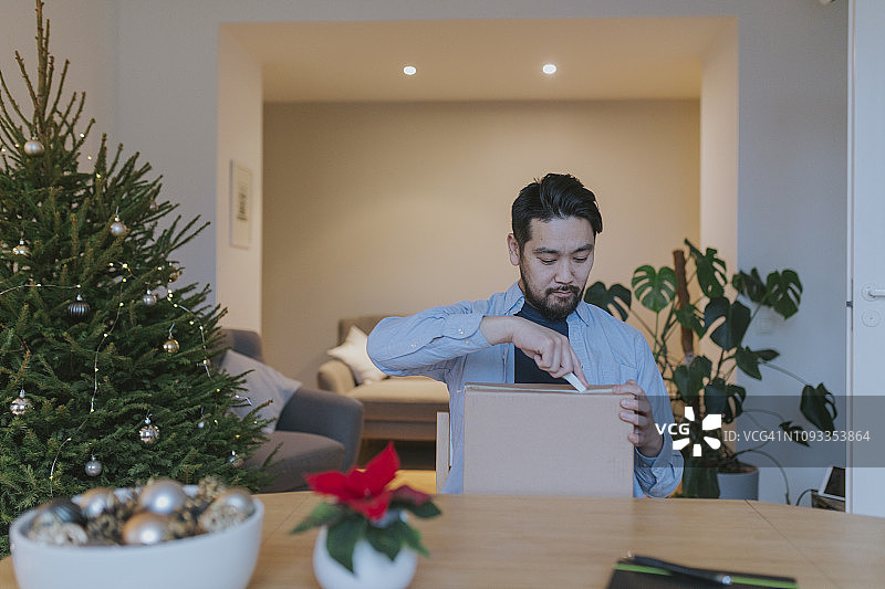 圣诞节期间接收包裹的日本男人图片素材