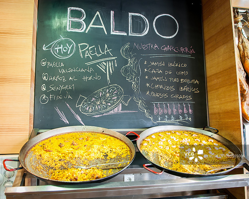 西班牙瓦伦西亚店面里的海鲜饭图片素材