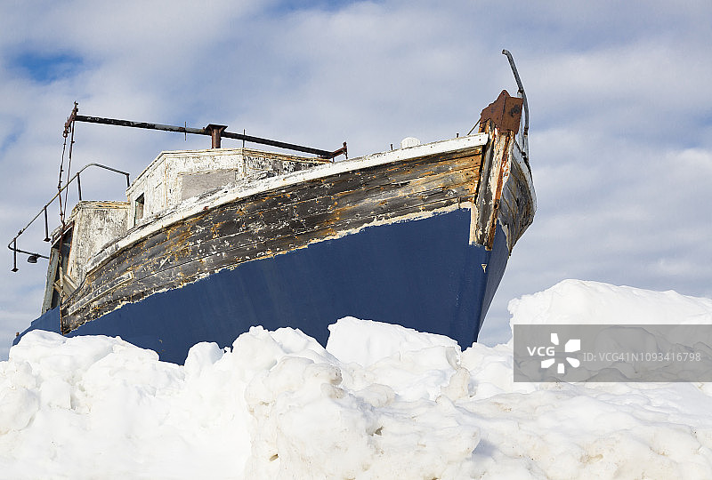 搁浅的腐烂旧木船图片素材