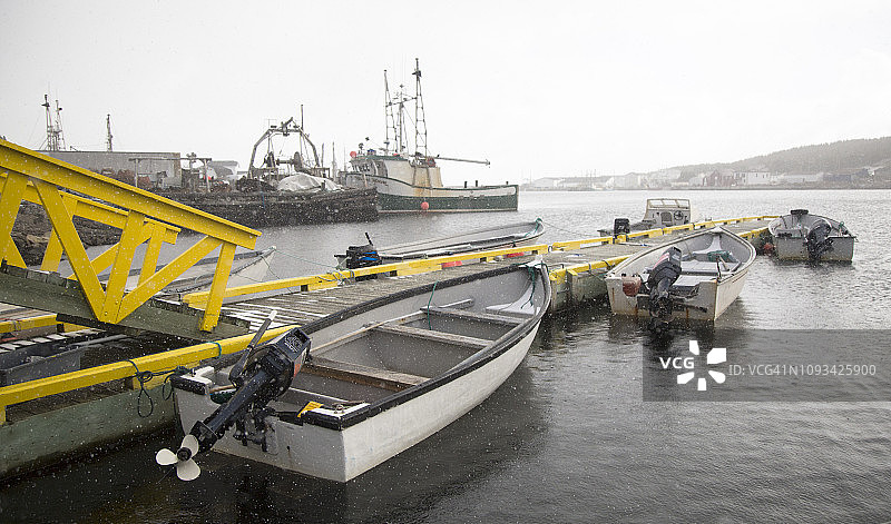 停靠在码头的摩托艇图片素材