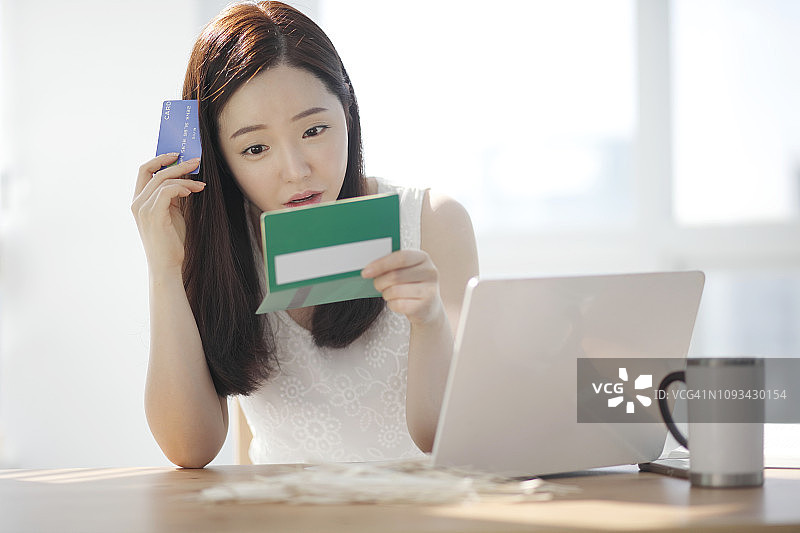 年轻女人网购信用卡图片素材