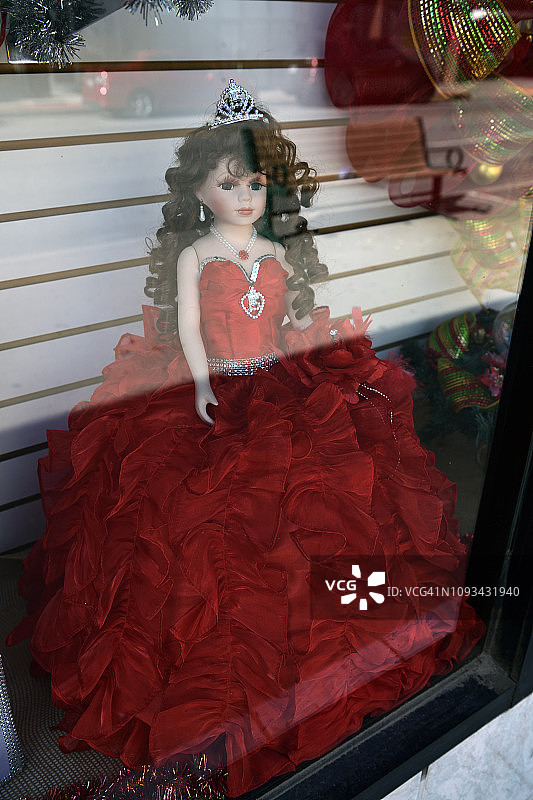 美国德克萨斯州埃尔帕索的红裙女模特图片素材