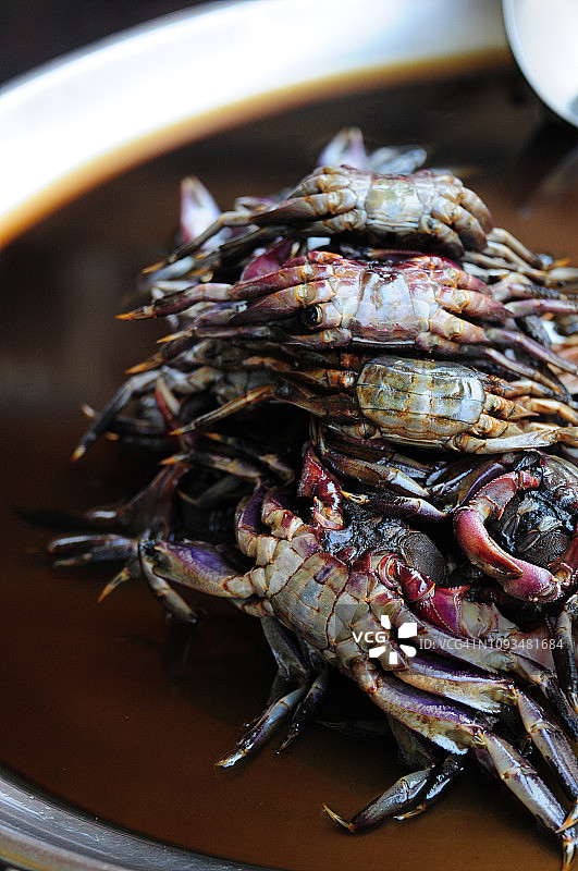 市场上出售的咸蟹图片素材