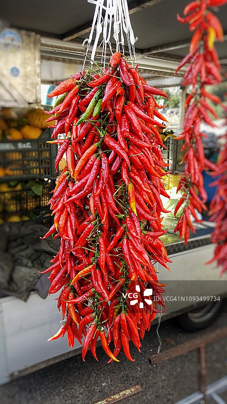 意大利路边市场上的小辣椒图片素材