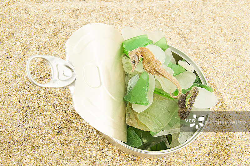 易拉罐拉环与海滩水晶图片素材