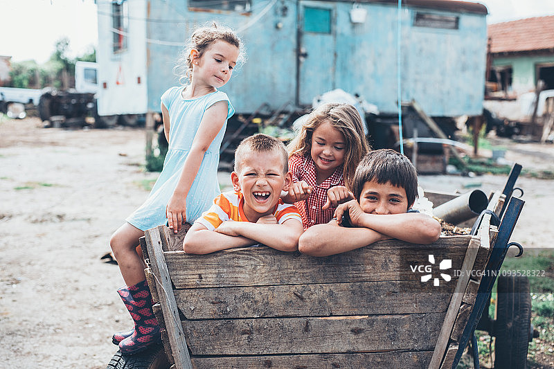 在马车里的孩子们图片素材