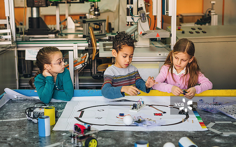 一群孩子在实验室做科学项目图片素材