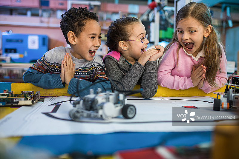 哦，天哪，我们制造了一个多么棒的机器人！图片素材