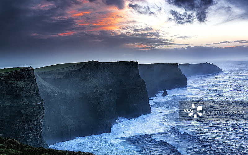 爱尔兰克莱尔公司的莫赫悬崖在缤纷的日落图片素材