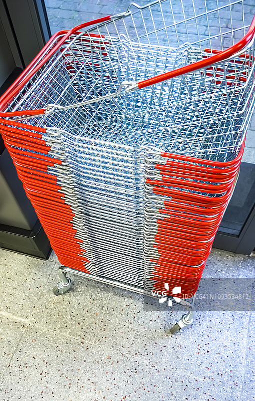 超市里的购物篮堆图片素材
