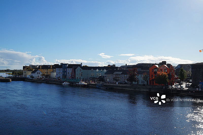 香农河畔的彩色房屋，爱尔兰阿斯隆图片素材