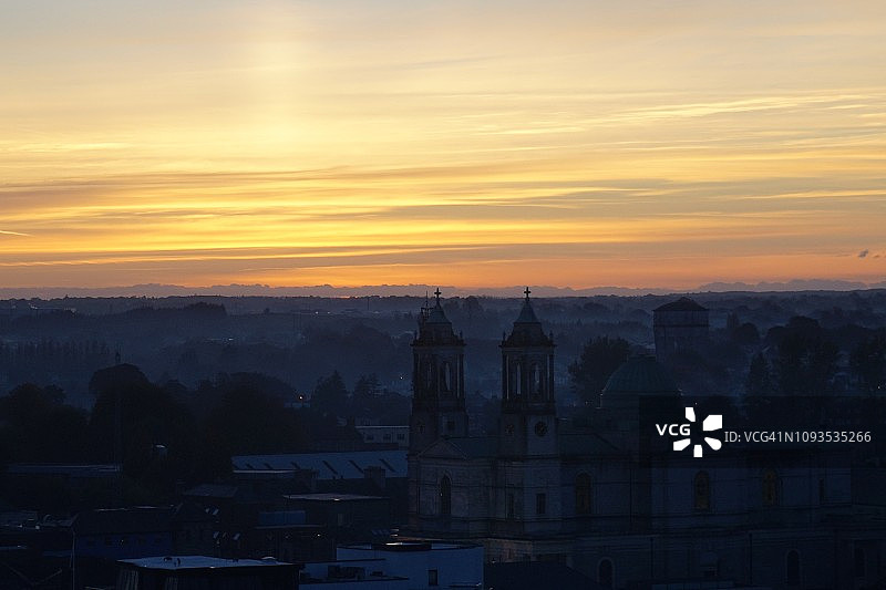 爱尔兰阿斯隆的教堂和城市天际线（黄昏）图片素材