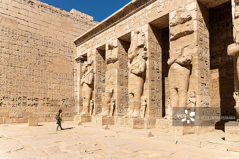 游客女孩欣赏卢克索的哈布城神庙图片素材
