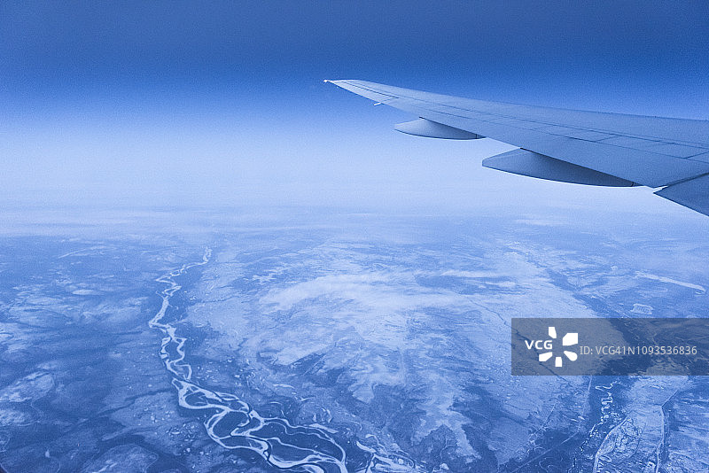 在日落时飞越北极的商用飞机图片素材