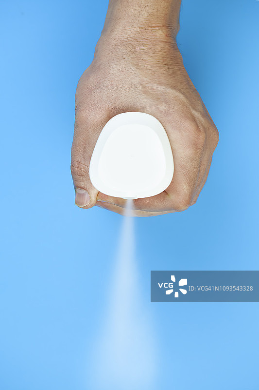 空气清新剂。用手喷洒空气清新剂图片素材