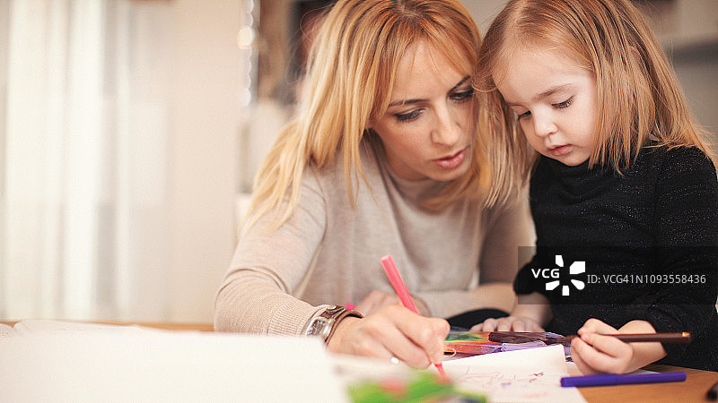 一家人在家一起做作业图片素材