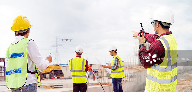 工程师和建筑师在无人机拍摄的建筑工地上工作图片素材