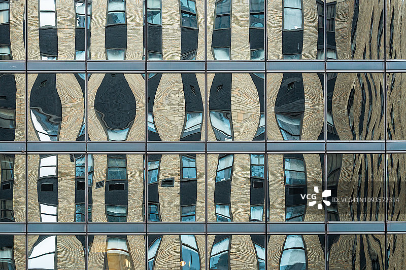 纽约建筑立面上扭曲的倒影图片素材
