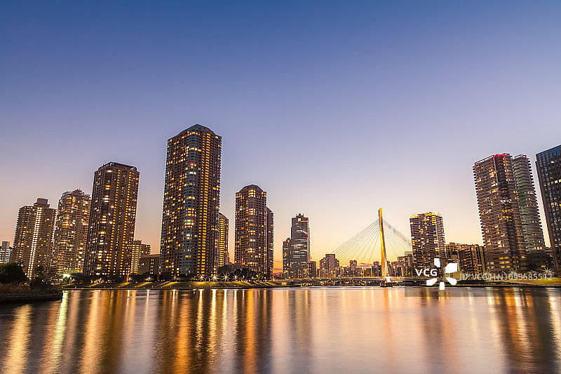 东京美丽的海滨夜景天际线，新大桥和船屋灯光轨迹照亮隅田川，江东区，东京，日本图片素材