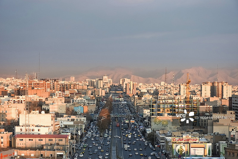 从伊朗自由塔看到的德黑兰天际线，突出了“自由大街”图片素材