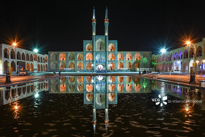 伊朗亚兹德Amir Chakhmaq清真寺建筑群在喷泉上的完美倒影图片素材