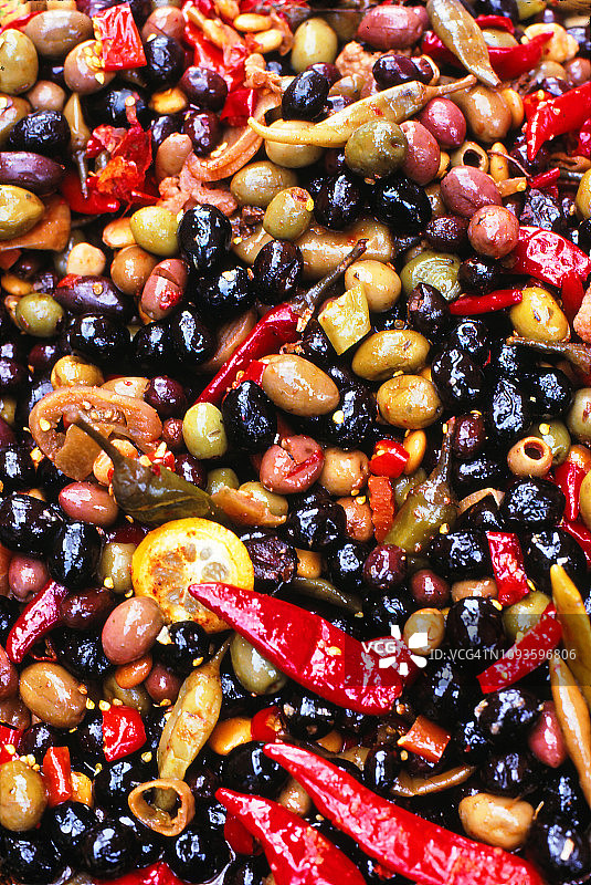 法国尼斯塞拉亚市场出售的橄榄、辣椒和腌柠檬图片素材